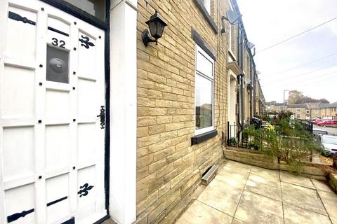 3 bedroom terraced house to rent, Firth Street, Rastrick