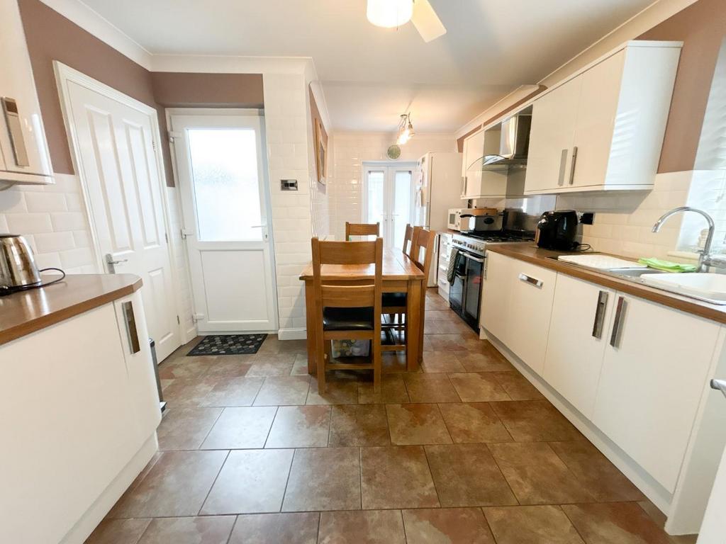 Kitchen/ Dining Room