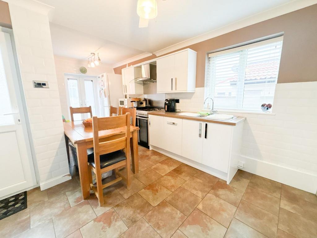 Kitchen/ Dining Room