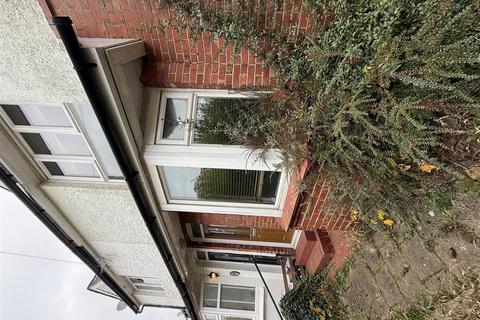 2 bedroom house to rent, Alexandra Road, Warlingham