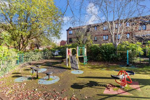 1 bedroom flat for sale, Courtlands Close, Watford, WD24