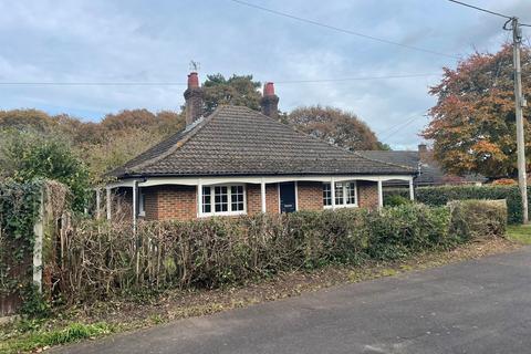 2 bedroom detached bungalow to rent, Calshot Road, Fawley SO45