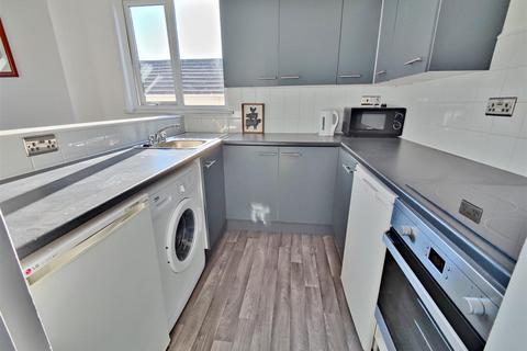 2 bedroom flat to rent, First Avenue, Westcliff On Sea, Essex