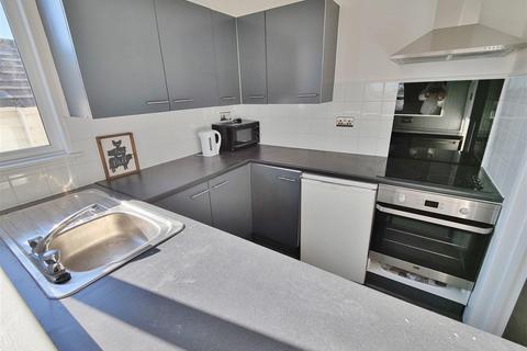 2 bedroom flat to rent, First Avenue, Westcliff On Sea, Essex