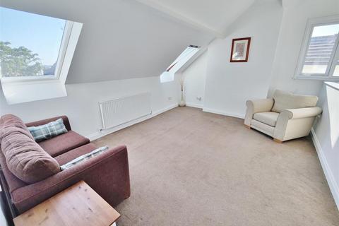 2 bedroom flat to rent, First Avenue, Westcliff On Sea, Essex