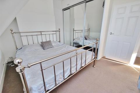 2 bedroom flat to rent, First Avenue, Westcliff On Sea, Essex