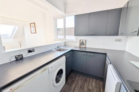 2 bedroom flat to rent, First Avenue, Westcliff On Sea, Essex