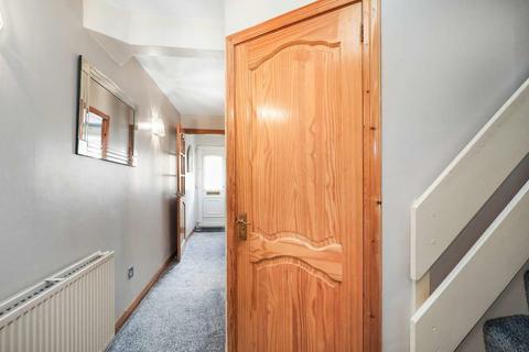 2 bedroom property to rent, Fairbairn Path, Calton