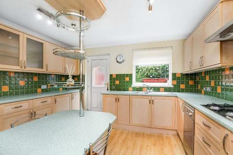 2 bedroom property to rent, Fairbairn Path, Calton