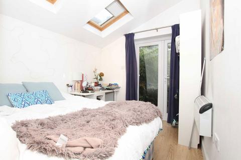 2 bedroom flat to rent, Macfarlane Road, London W12