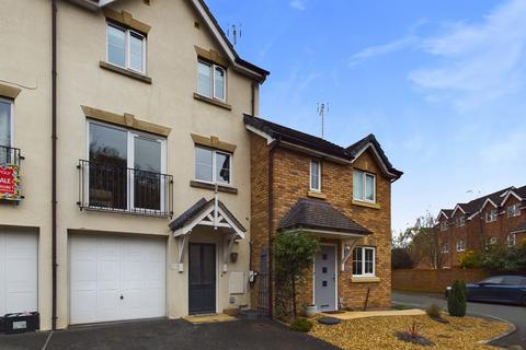 3 bedroom townhouse to rent, Wynnstay Gardens, Ruabon, LL14