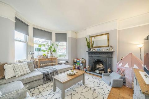 2 bedroom flat to rent, Bonneville Gardens, London SW4