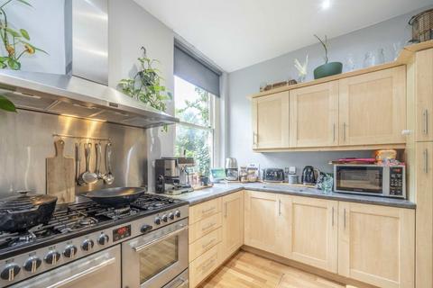 2 bedroom flat to rent, Bonneville Gardens, London SW4