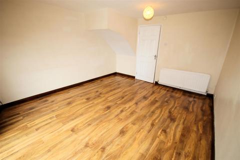 2 bedroom terraced house to rent, Bushmead