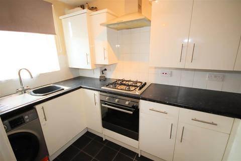 2 bedroom terraced house to rent, Bushmead