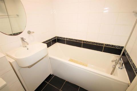 2 bedroom terraced house to rent, Bushmead