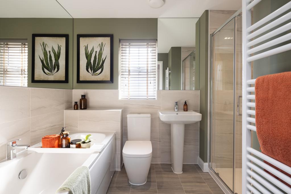 Family bathroom in 4 bed Wychwood