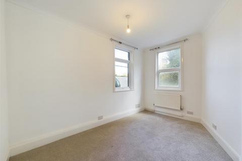 2 bedroom flat to rent, Brighton Road, Coulsdon CR5