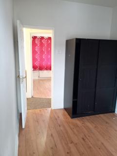 3 bedroom terraced house to rent, Valence Circus, Dagenham RM8