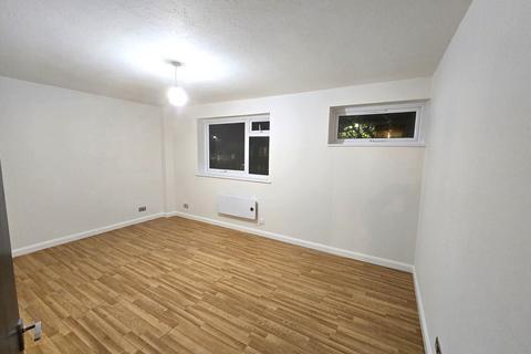 2 bedroom flat to rent, High Road, Harrow Weald