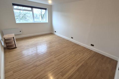 2 bedroom flat to rent, High Road, Harrow Weald