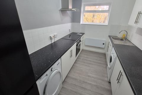 2 bedroom flat to rent, High Road, Harrow Weald