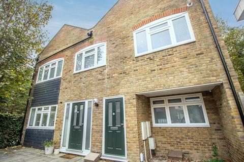 2 bedroom flat for sale, Station Avenue, Southend-on-Sea SS2