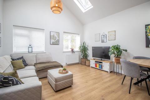 2 bedroom flat for sale, Station Avenue, Southend-on-Sea SS2