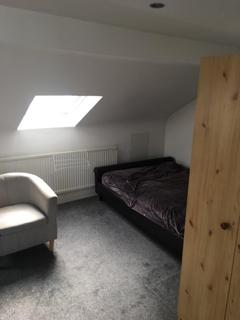 Studio to rent, Long Lane, East Finchley