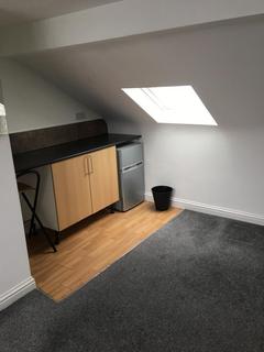 Studio to rent, Long Lane, East Finchley