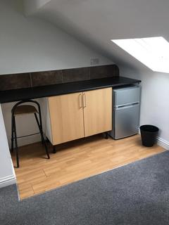 Studio to rent, Long Lane, East Finchley