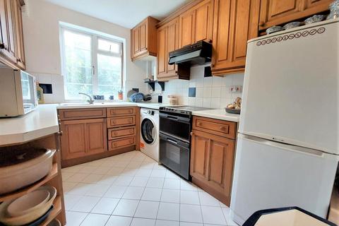 2 bedroom flat to rent, Beech Lawns, North Finchley