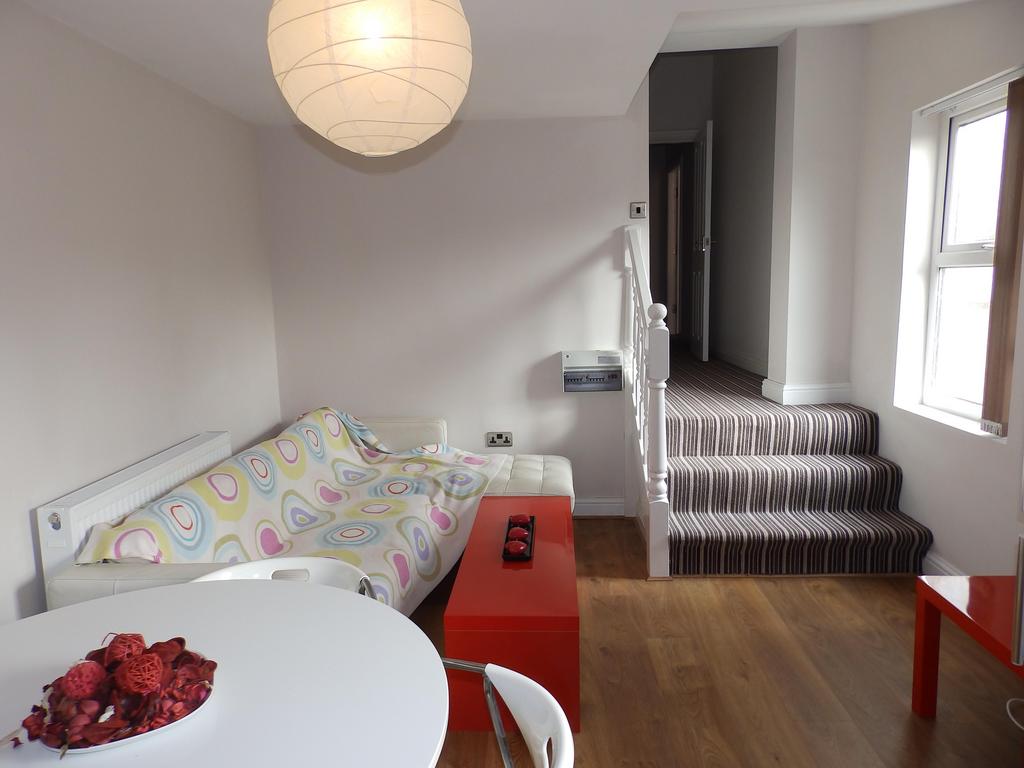 Kitchen / Lounge