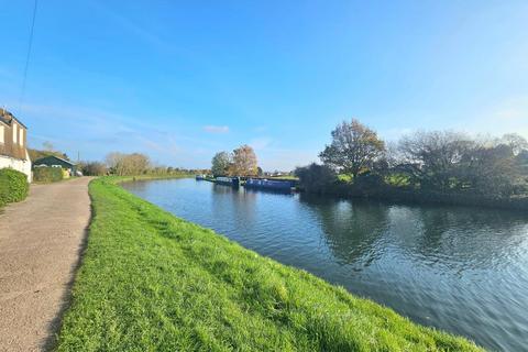 3 bedroom end of terrace house to rent, Canal Bank, Purton, Berkeley