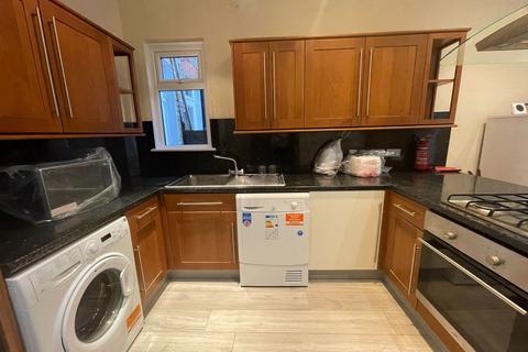 4 bedroom terraced house to rent, Hereward Road, London SW17