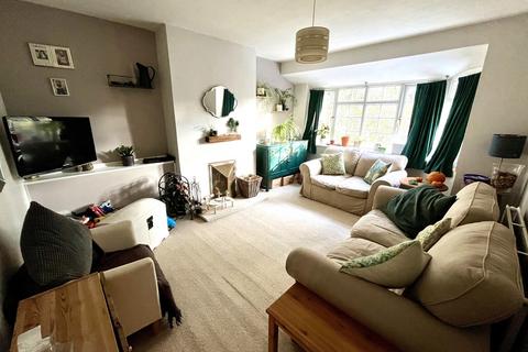 2 bedroom maisonette for sale, York Way, Chessington, Surrey. KT9 2JX