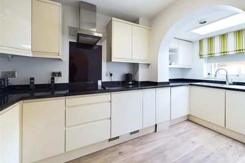 3 bedroom end of terrace house for sale, Montague Close, Walton-On-Thames