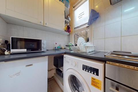 1 bedroom flat for sale, Hogarth Place, London SW5