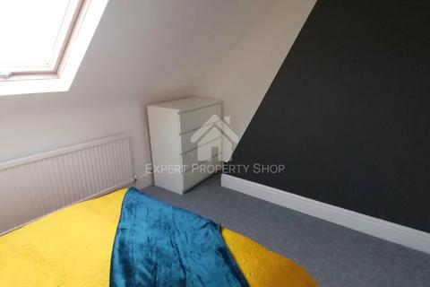 1 bedroom in a house share to rent, Room 5, 71 Newcastle Avenue.