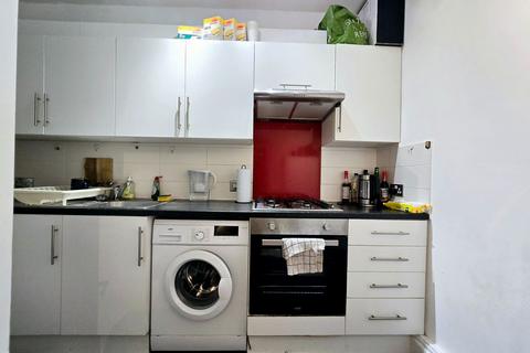 2 bedroom flat to rent, Trinity Road, London SW17