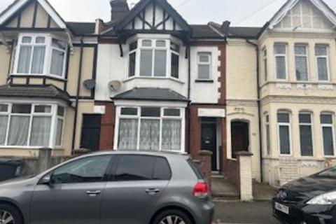 4 bedroom terraced house to rent, Chatsworth Road, Luton LU4