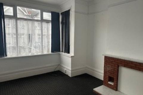 4 bedroom terraced house to rent, Chatsworth Road, Luton LU4