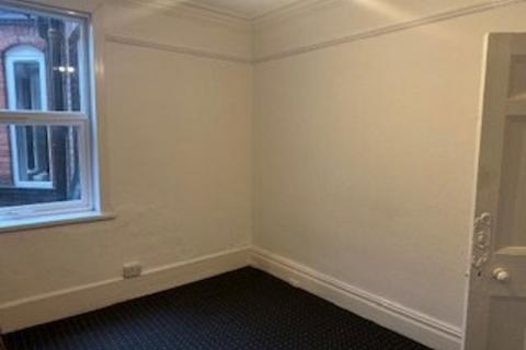 4 bedroom terraced house to rent, Chatsworth Road, Luton LU4