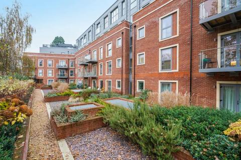 2 bedroom apartment to rent, Queens Road, Weybridge, Surrey, KT13