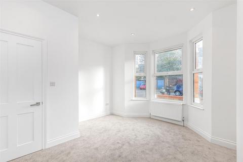 2 bedroom flat to rent, Latham Road, Twickenham, TW1