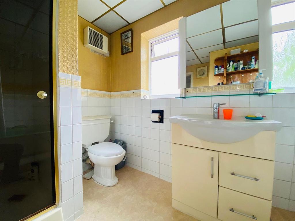 Main bathroom1.jpg