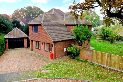 4 bedroom detached house to rent, Horley RH6