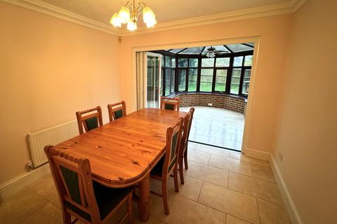 4 bedroom detached house to rent, Horley RH6