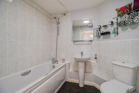 2 bedroom flat for sale, St. Christophers Walk, Wakefield WF1