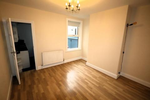 2 bedroom terraced house to rent, Leavesden Road, Watford WD24